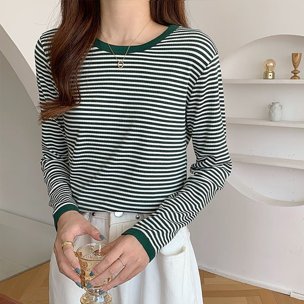 Γυναικεία φαρδιά ριγέ μπλούζα με οβάλ λαιμόκοψη