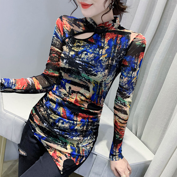 Pripijena asimetrična bluza s izrezima