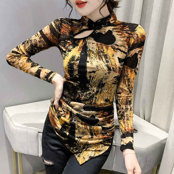 Pripijena asimetrična bluza s izrezima