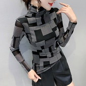 Polo de dama cu maneca lunga, model slim cu forme geometrice