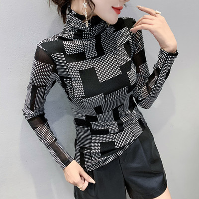 Polo de dama cu maneca lunga, model slim cu forme geometrice