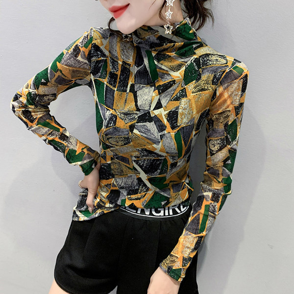 Polo de dama cu maneca lunga, model slim cu forme geometrice