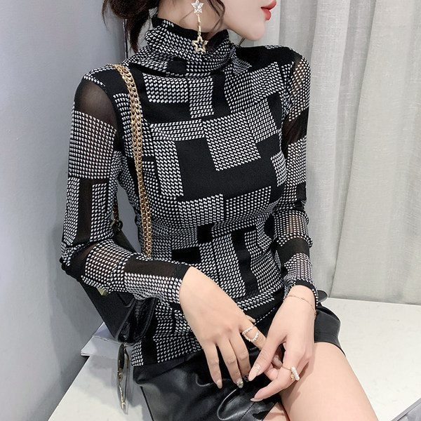 Polo de dama cu maneca lunga, model slim cu forme geometrice