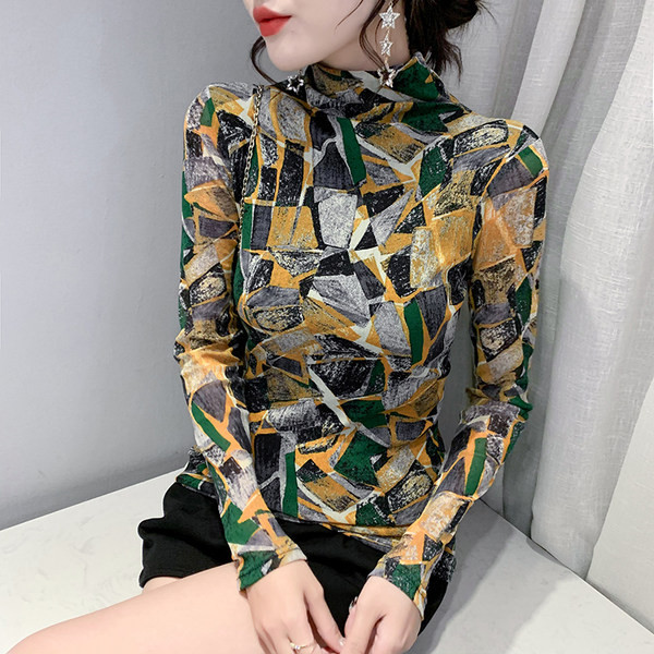 Polo de dama cu maneca lunga, model slim cu forme geometrice