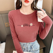 Bluză de damă mulată cu imprimeu color și inscripție