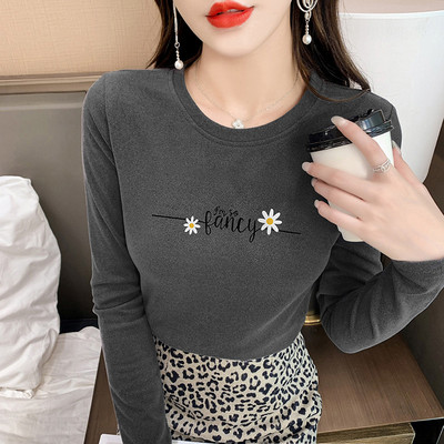 Bluză de damă mulată cu imprimeu color și inscripție