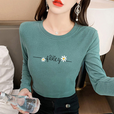 Bluză de damă mulată cu imprimeu color și inscripție