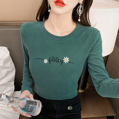 Bluză de damă mulată cu imprimeu color și inscripție