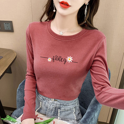 Bluză de damă mulată cu imprimeu color și inscripție