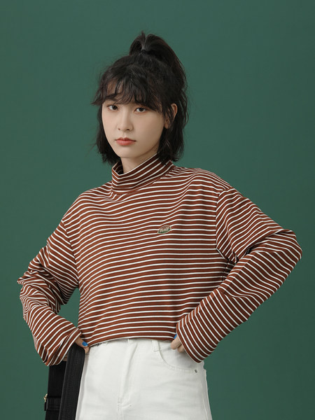 Ležerna ženska prugasta bluza s polo kragnom