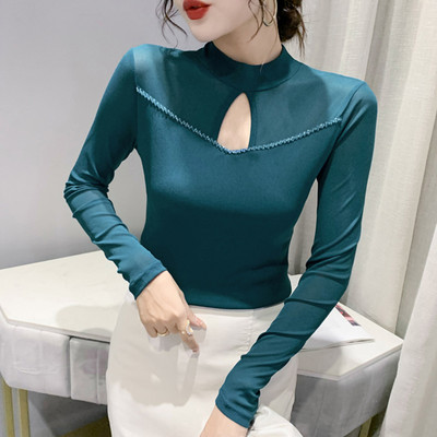 Bluză subțire de damă cu guler înalt și mâneci lungi, model mulat