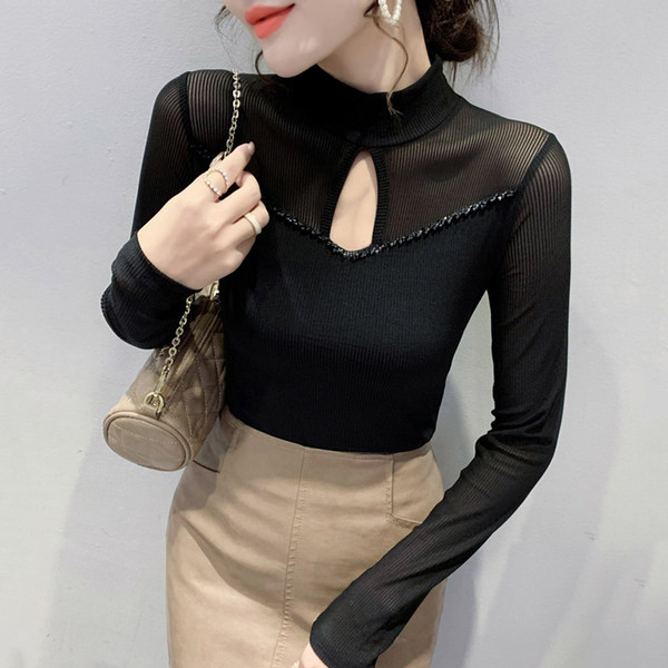 Bluză subțire de damă cu guler înalt și mâneci lungi, model mulat