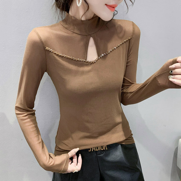 Bluză subțire de damă cu guler înalt și mâneci lungi, model mulat