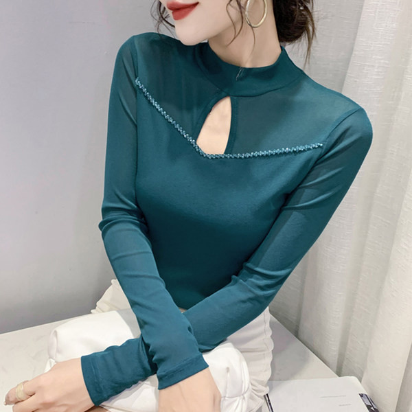 Bluză subțire de damă cu guler înalt și mâneci lungi, model mulat