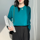 Bluză de damă într-o singură culoare cu decolteu oval și mâneci lungi