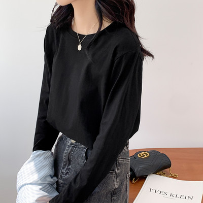 Bluză de damă într-o singură culoare cu decolteu oval și mâneci lungi