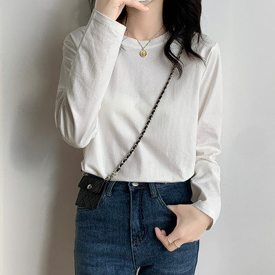 Bluză de damă într-o singură culoare cu decolteu oval și mâneci lungi