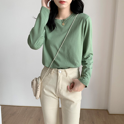 Bluză de damă într-o singură culoare cu decolteu oval și mâneci lungi