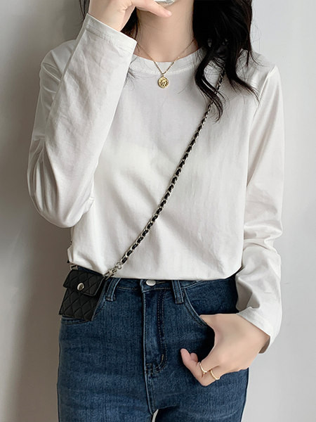 Bluză de damă într-o singură culoare cu decolteu oval și mâneci lungi