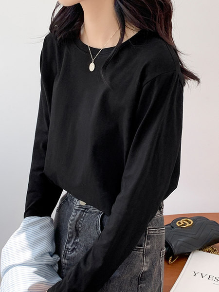 Bluză de damă într-o singură culoare cu decolteu oval și mâneci lungi