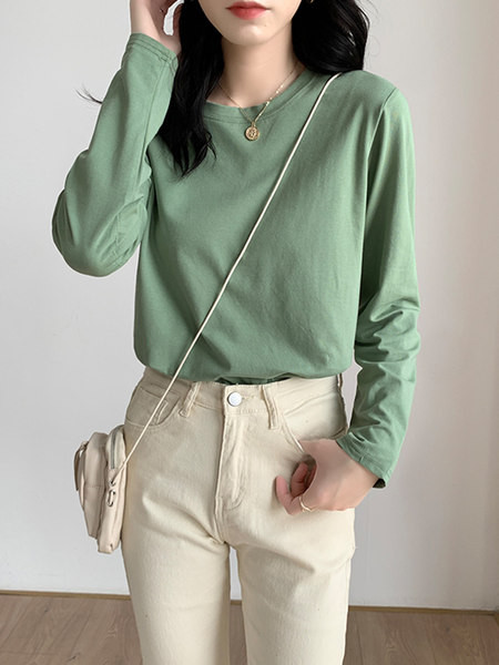 Bluză de damă într-o singură culoare cu decolteu oval și mâneci lungi