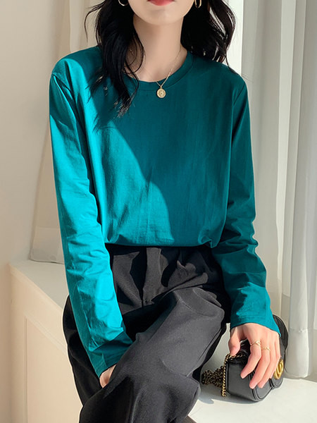 Bluză de damă într-o singură culoare cu decolteu oval și mâneci lungi