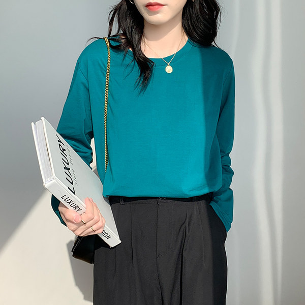 Bluză de damă într-o singură culoare cu decolteu oval și mâneci lungi