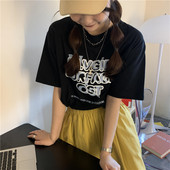 Ležerna široka majica s printom u boji