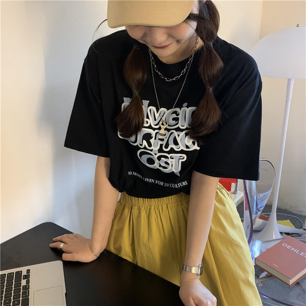 Ležerna široka majica s printom u boji