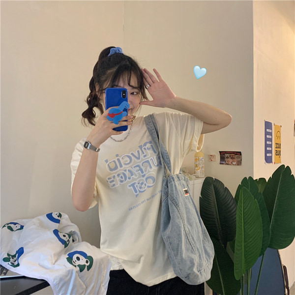 Ležerna široka majica s printom u boji