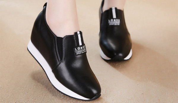 Kožne ženske tenisice sa natpisom