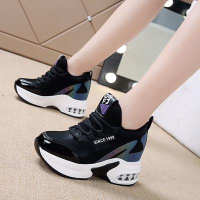 Γυναικεία casual sneakers με ψηλή σόλα και κορδόνια