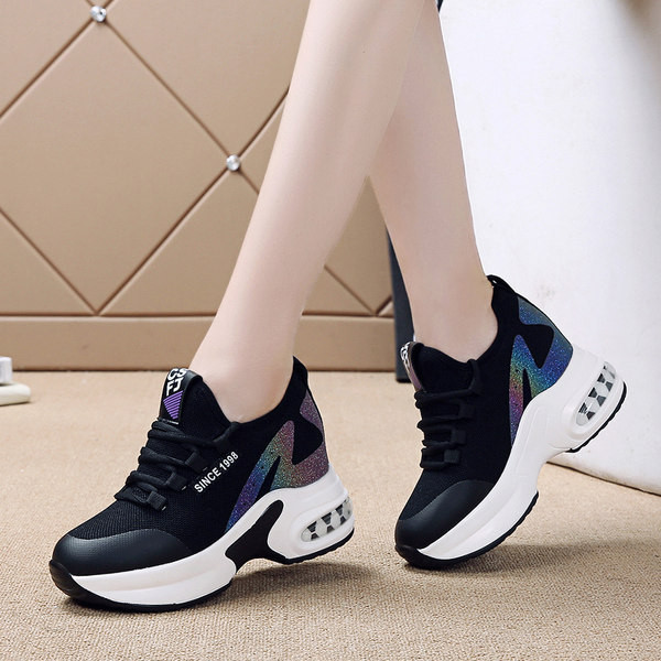 Γυναικεία casual sneakers με ψηλή σόλα και κορδόνια