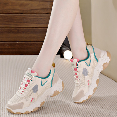 Ženske tenisice s mrežicom i natpisom s ravnim potplatom