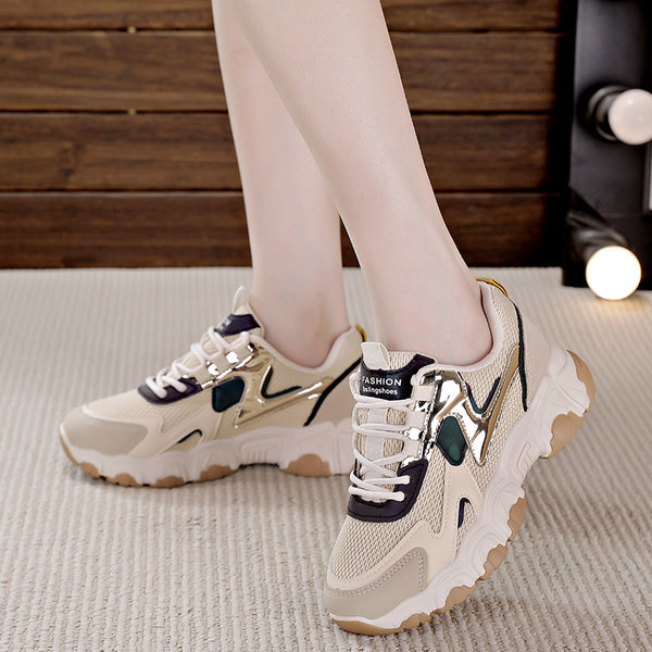 Ženske tenisice s mrežicom i natpisom s ravnim potplatom