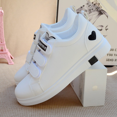 Ženske tenisice sa naljepnicama i natpisom u bijeloj boji