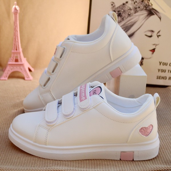 Ženske tenisice sa naljepnicama i natpisom u bijeloj boji