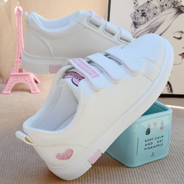 Ženske tenisice sa naljepnicama i natpisom u bijeloj boji