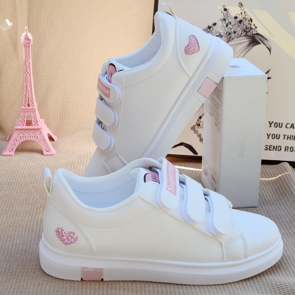 Ženske tenisice sa naljepnicama i natpisom u bijeloj boji