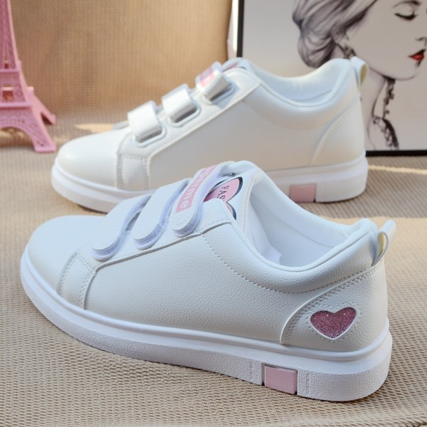 Ženske tenisice sa naljepnicama i natpisom u bijeloj boji