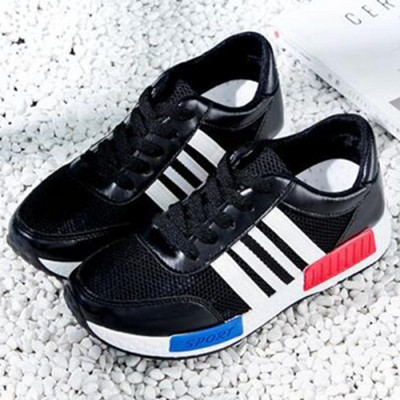 Γυναικεία sneakers με επίπεδη σόλα και κορδόνια σε μαύρο χρώμα