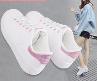 Tenisi dama albi cu sireturi potriviti primaverii