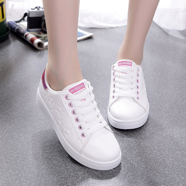 Tenisi dama albi cu sireturi potriviti primaverii