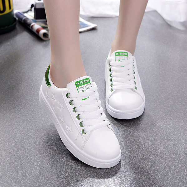 Tenisi dama albi cu sireturi potriviti primaverii