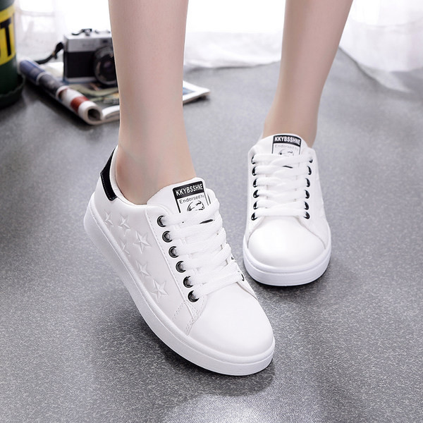 Tenisi dama albi cu sireturi potriviti primaverii