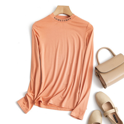 Ženska pripijena bluza s poluvisokom kragnom s natpisom