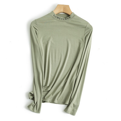 Ženska pripijena bluza s poluvisokom kragnom s natpisom