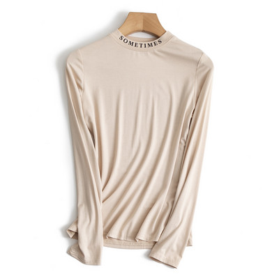 Ženska pripijena bluza s poluvisokom kragnom s natpisom