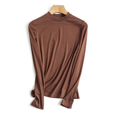 Ženska pripijena bluza s poluvisokom kragnom s natpisom