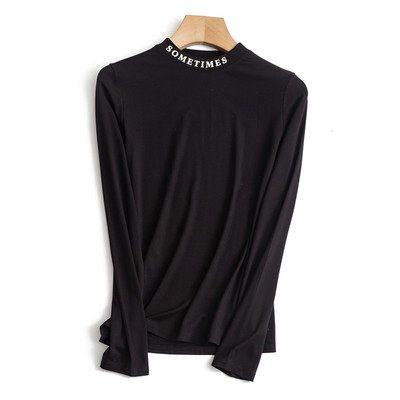 Ženska pripijena bluza s poluvisokom kragnom s natpisom